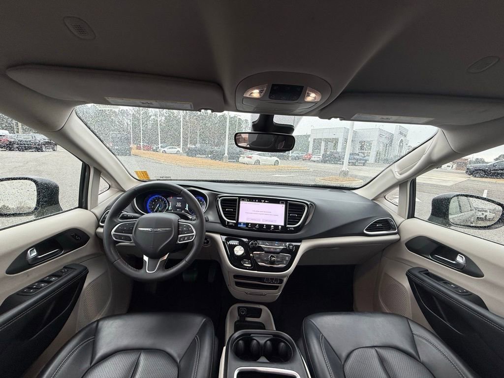 Used 2023 Chrysler Pacifica Touring-L image 12