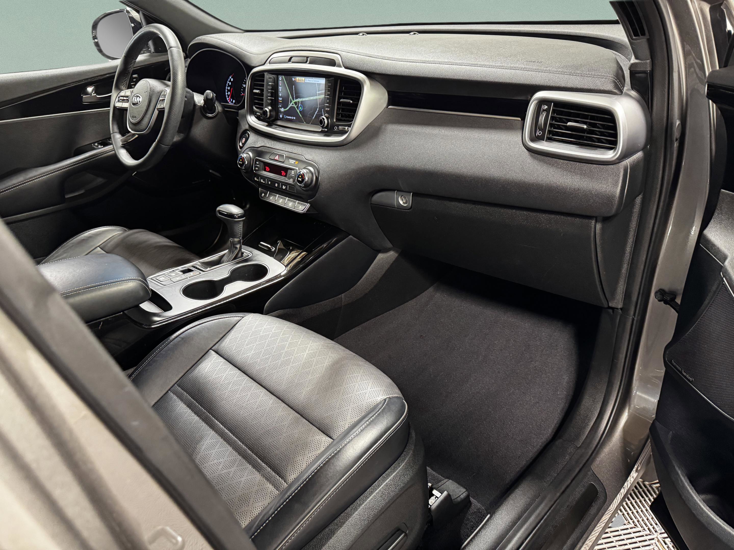 Used 2019 Kia Sorento SX image 11