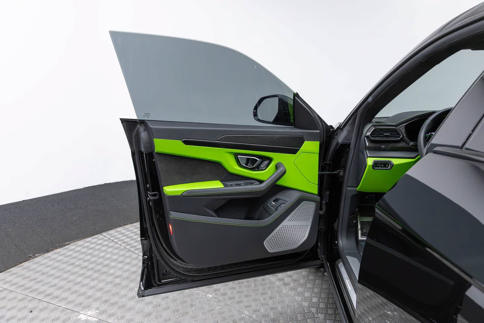 Used 2022 Lamborghini Urus AWD/4WD image 22