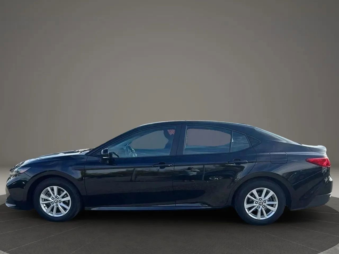 Used 2025 Toyota Camry LE image 8