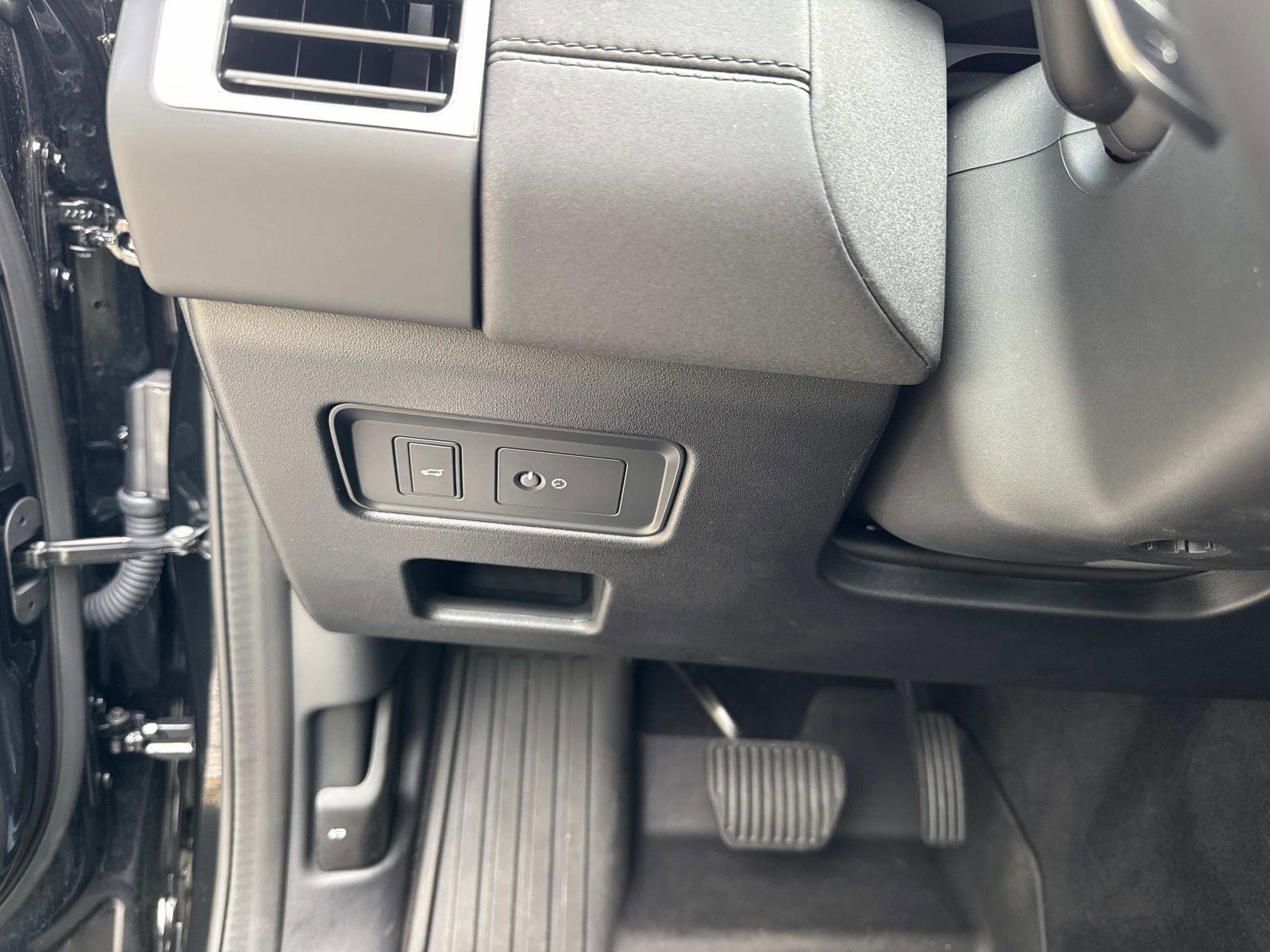 Certified 2025 Land Rover Discovery S AWD/4WD image 33