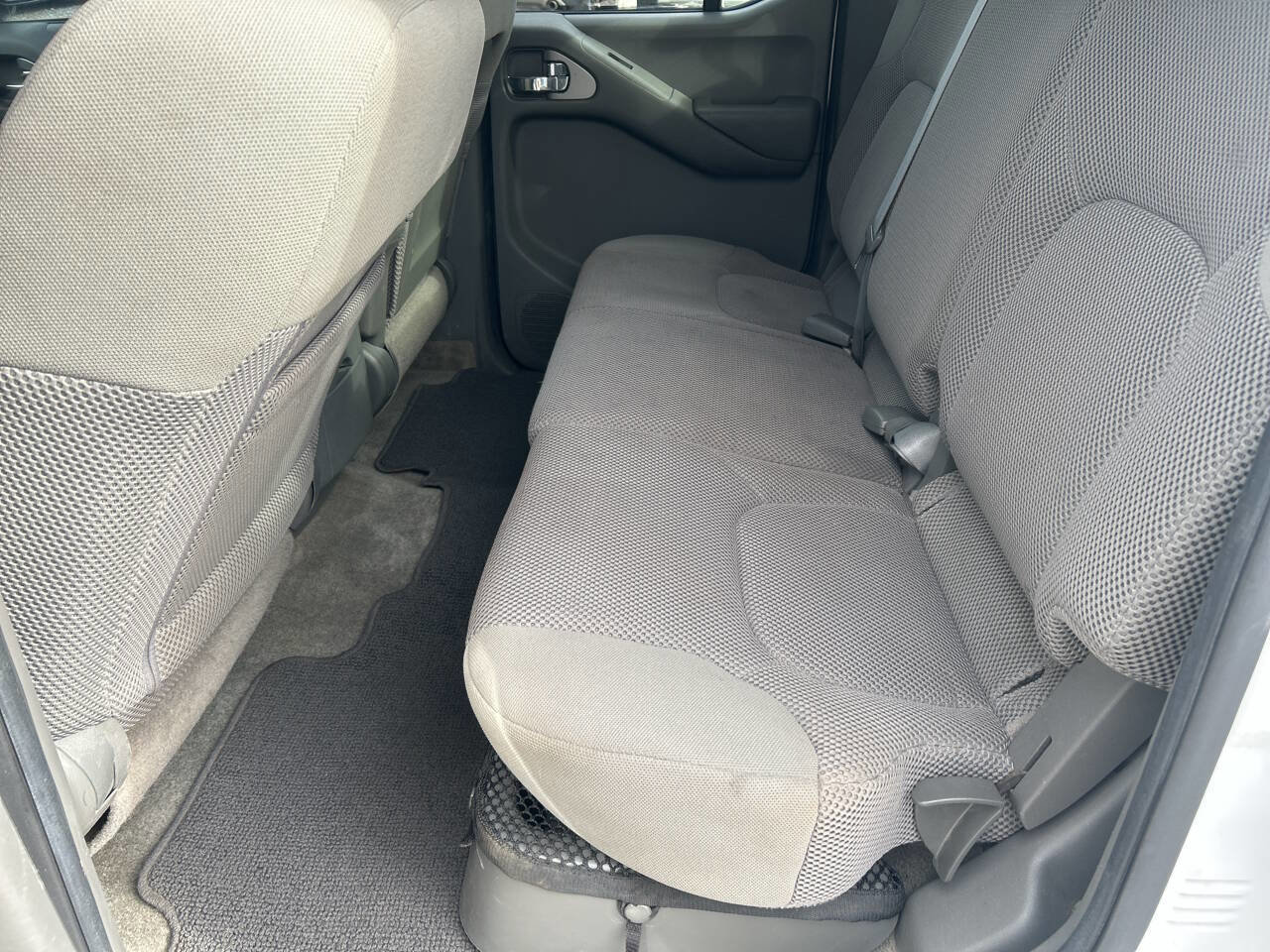 Used 2012 Nissan Frontier SV image 18