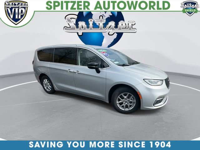 Used 2024 Chrysler Pacifica Touring-L image 2