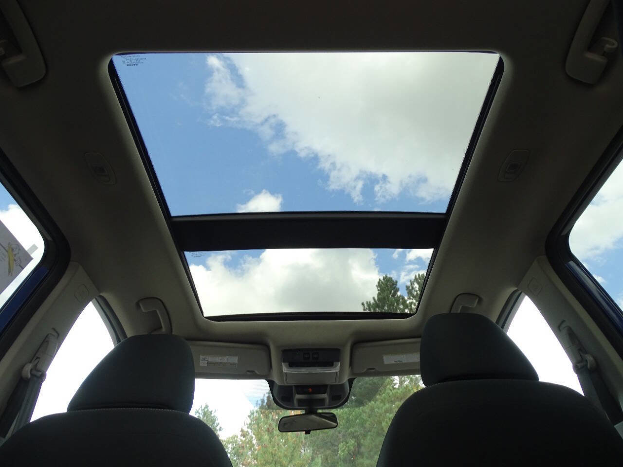 Used 2021 Nissan Rogue SV image 2