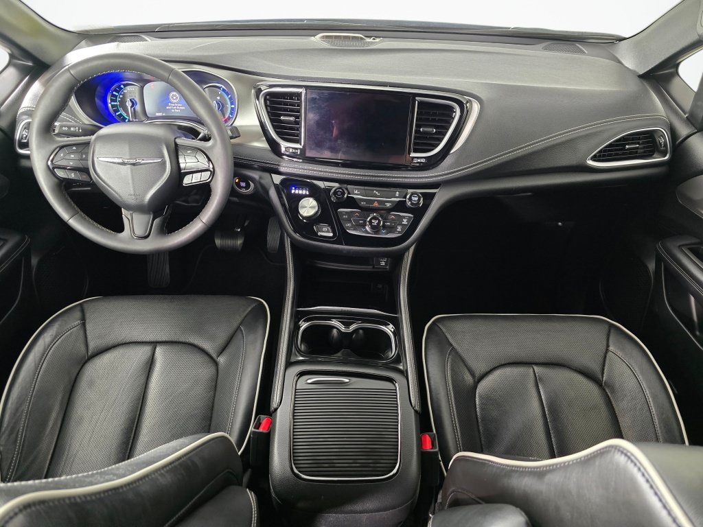 Used 2023 Chrysler Pacifica Limited w/ Uconnect Theater Family Group FWD image 18