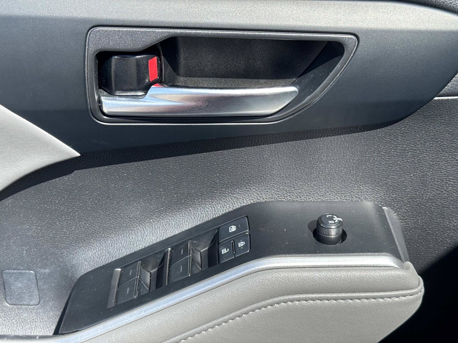 Used 2020 Toyota Highlander XLE FWD image 21