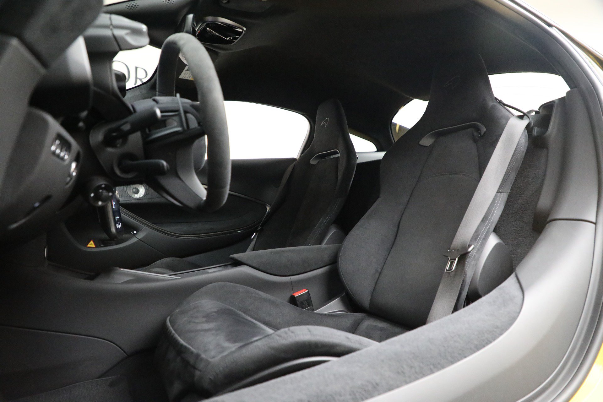 Used 2024 McLaren Artura RWD image 21