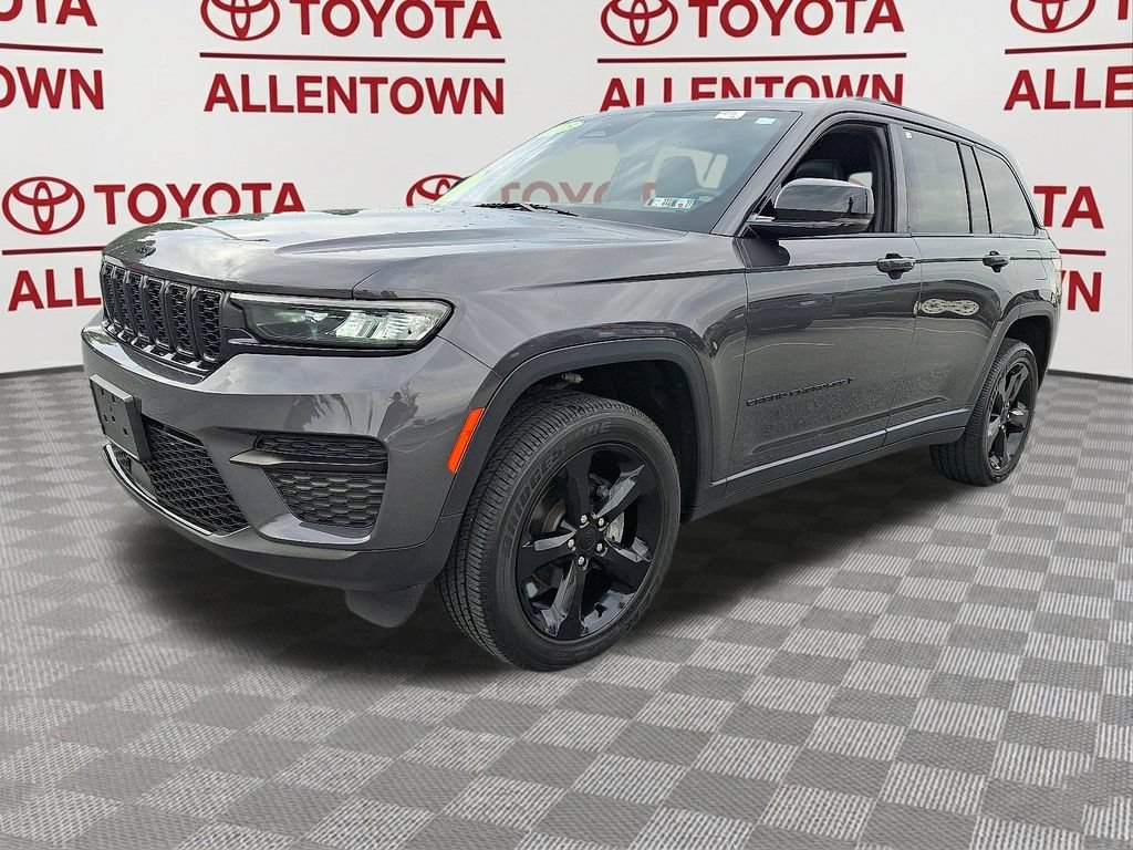 Used 2023 Jeep Grand Cherokee Altitude AWD/4WD image 3