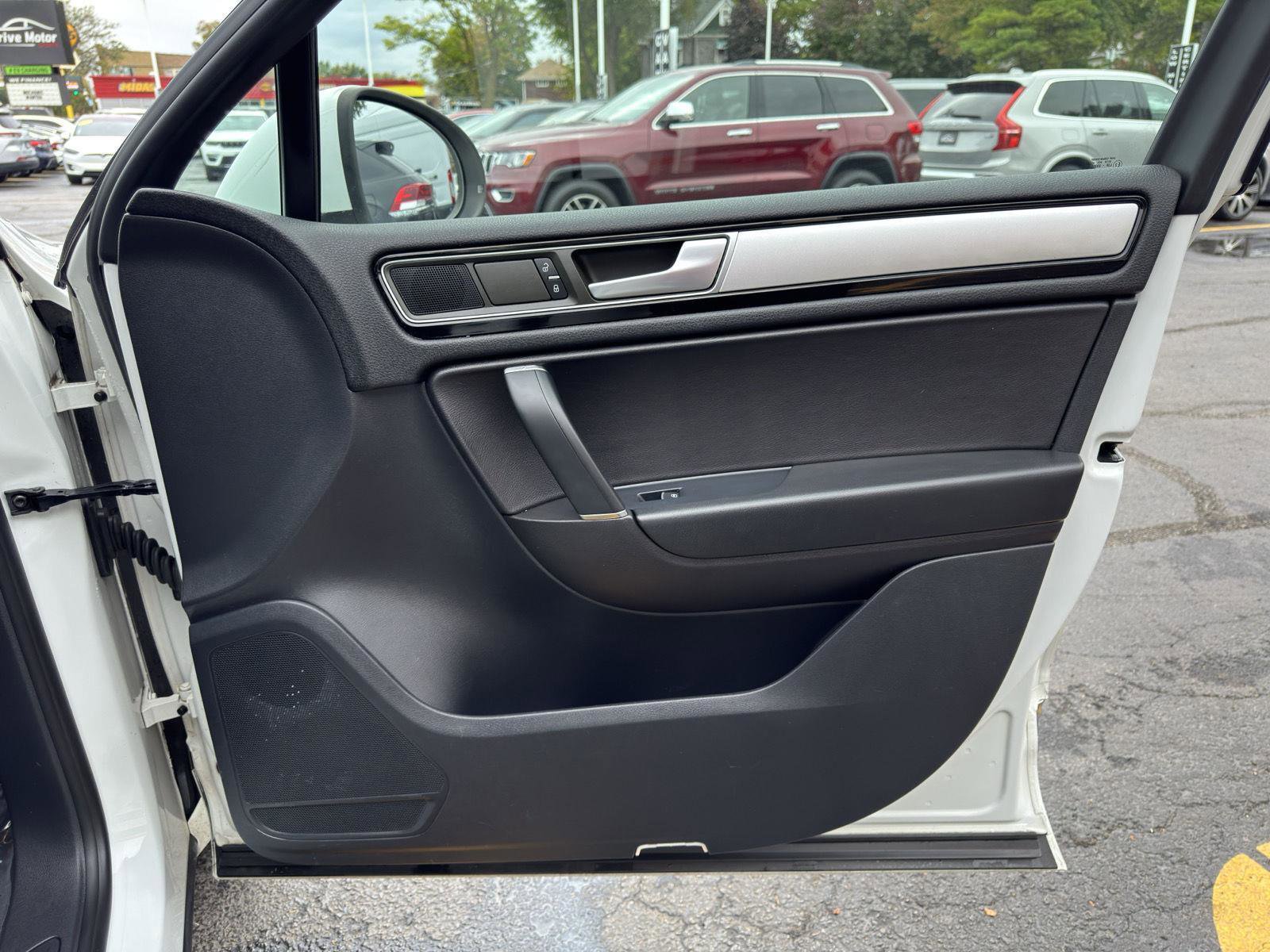 Used 2015 Volkswagen Touareg Sport image 38