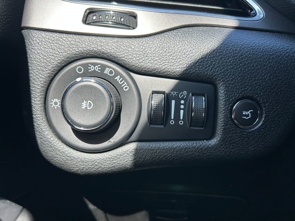 Used 2022 Jeep Cherokee Limited image 19