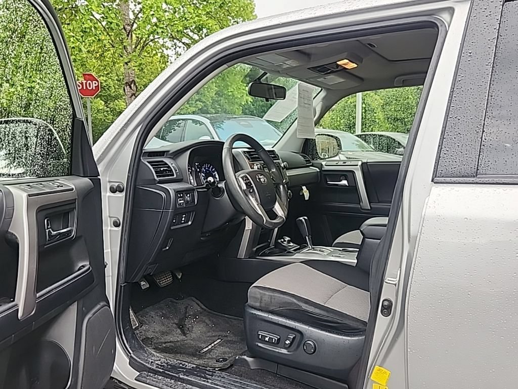Used 2018 Toyota 4Runner SR5 AWD/4WD image 5