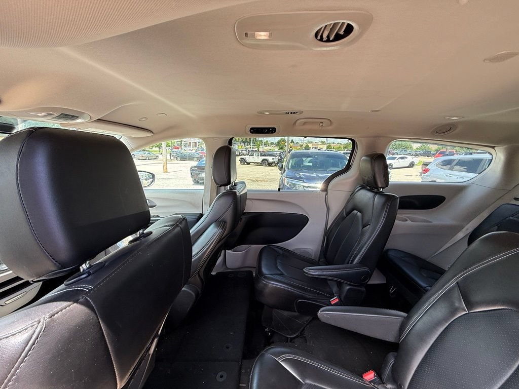 Used 2023 Chrysler Pacifica Touring-L FWD image 23