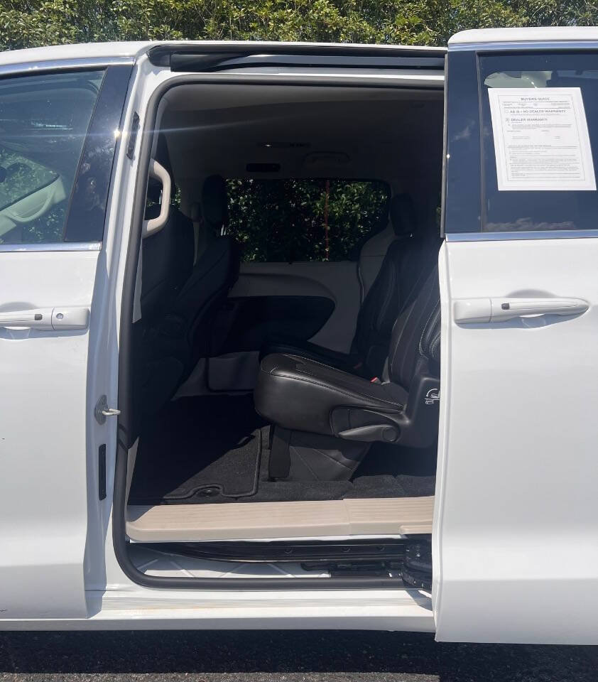 Used 2024 Chrysler Pacifica Touring-L FWD image 14