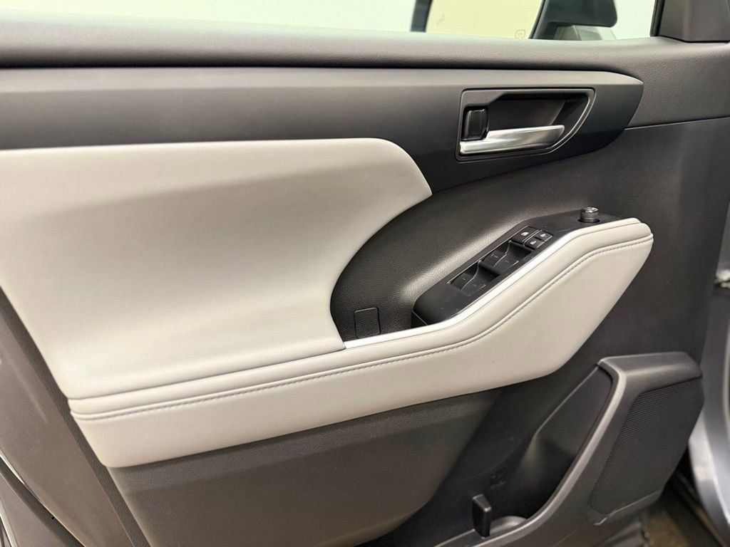 Used 2022 Toyota Highlander XLE image 11