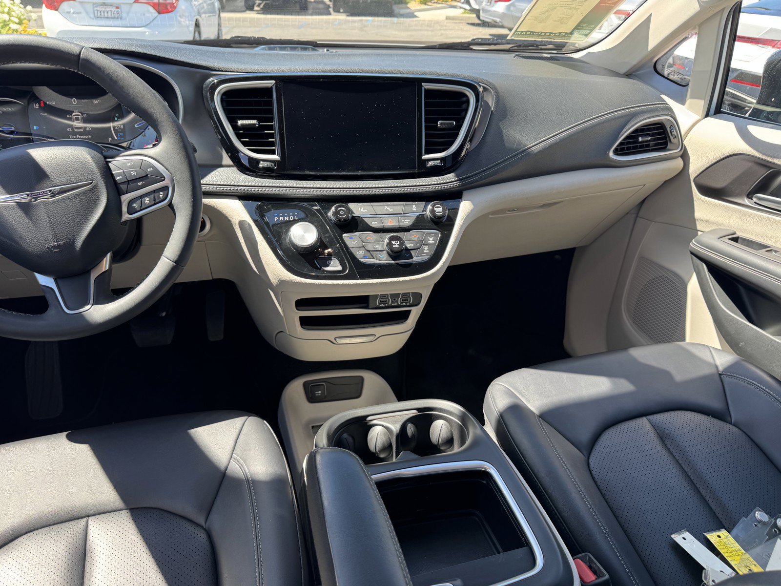 Used 2024 Chrysler Pacifica Limited FWD image 16