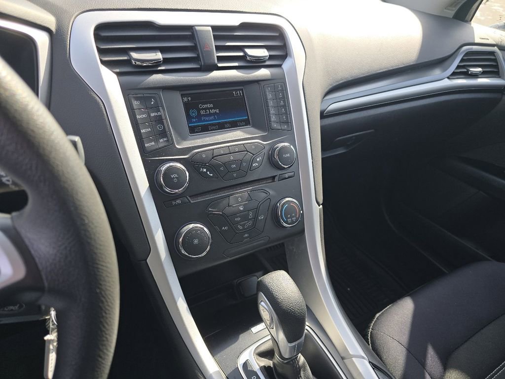 Used 2015 Ford Fusion SE image 26