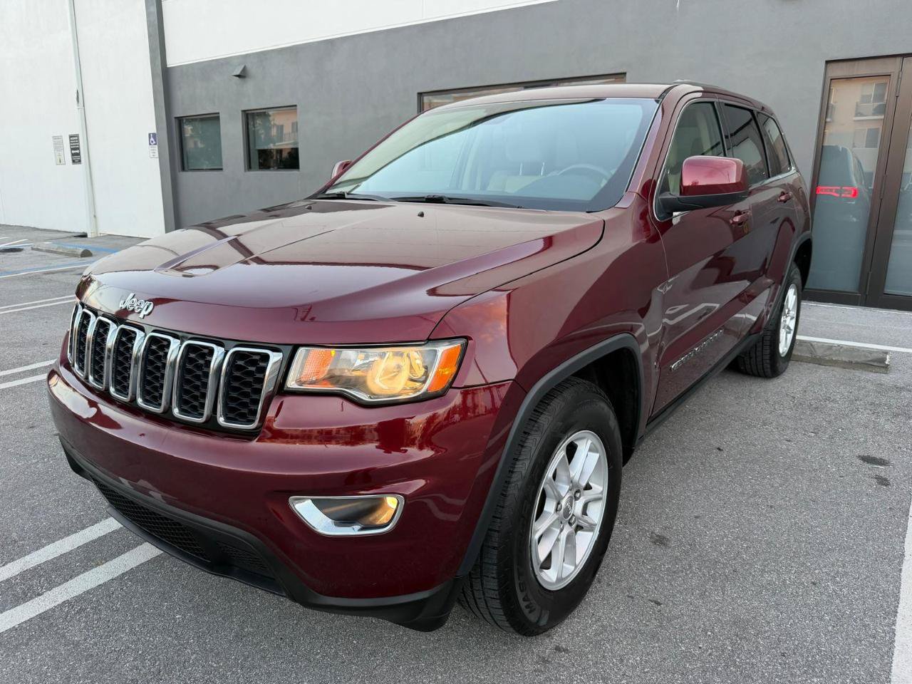 Used 2018 Jeep Grand Cherokee Laredo RWD image 2