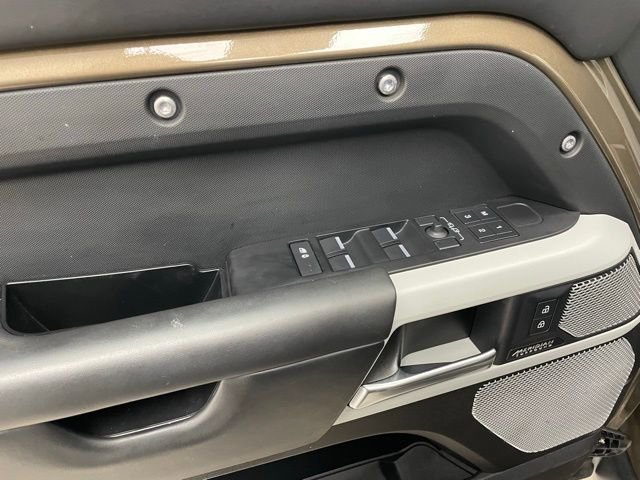 Used 2023 Land Rover Defender 130 SE image 12