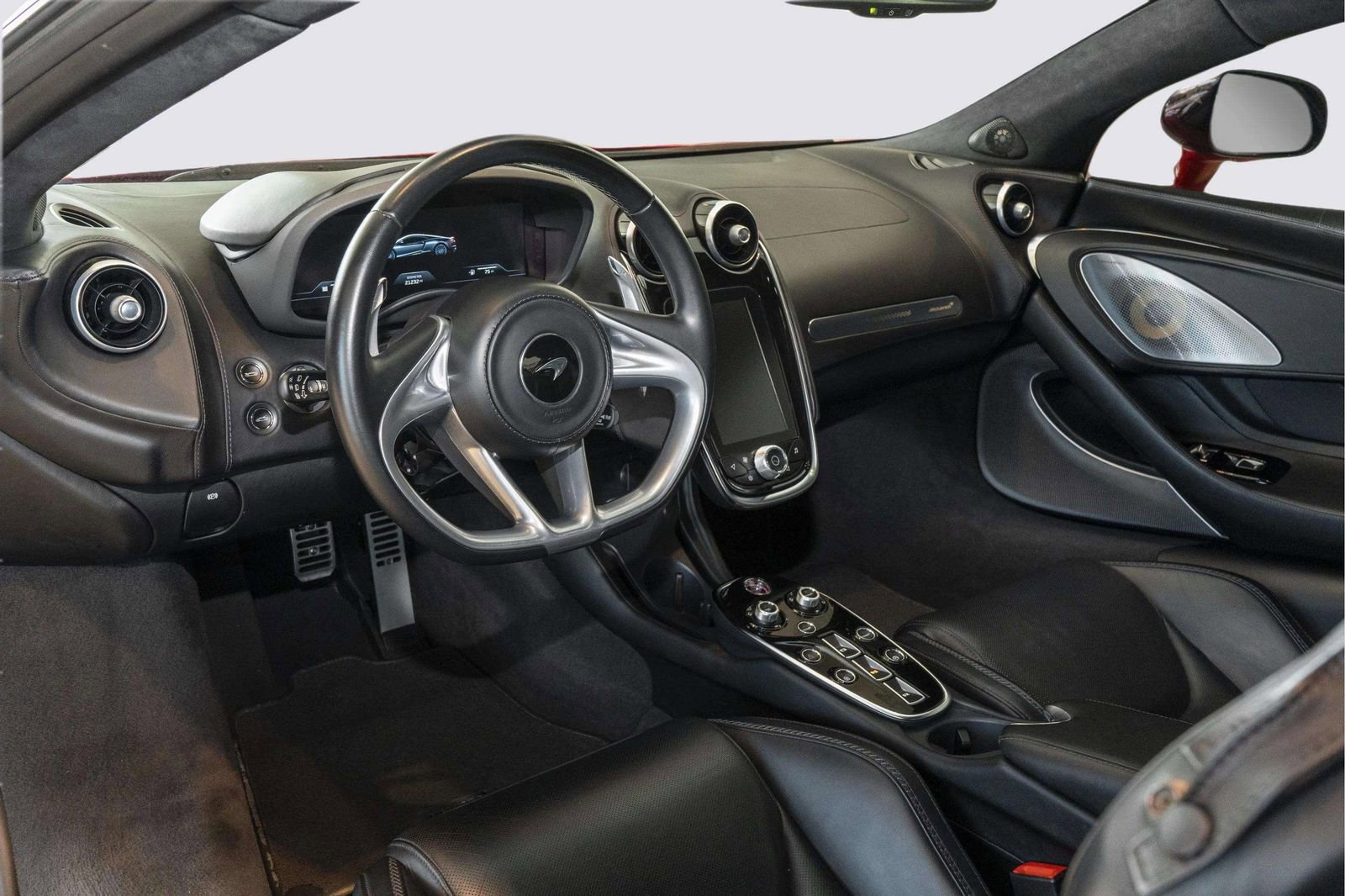 Used 2022 McLaren GT RWD image 18