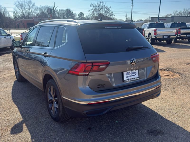 Used 2024 Volkswagen Tiguan SE image 3