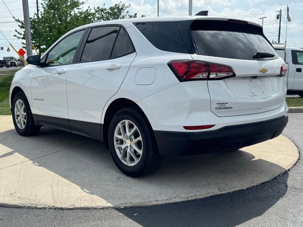 Used 2024 Chevrolet Equinox LS w/ LS Convenience Package FWD image 4