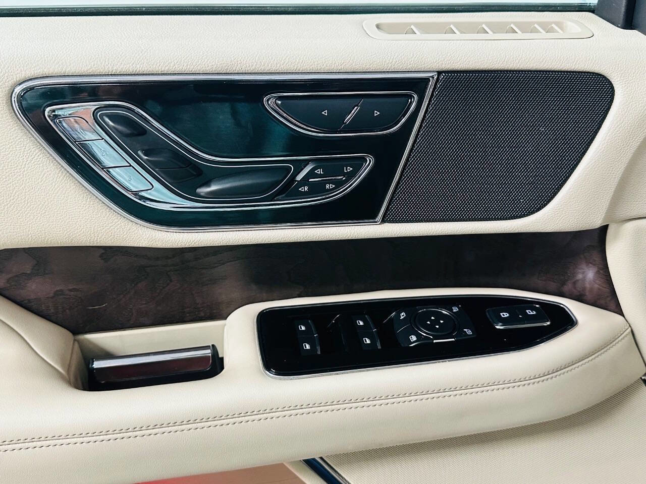 Used 2019 Lincoln Navigator Reserve w/ Cargo Package AWD/4WD image 23