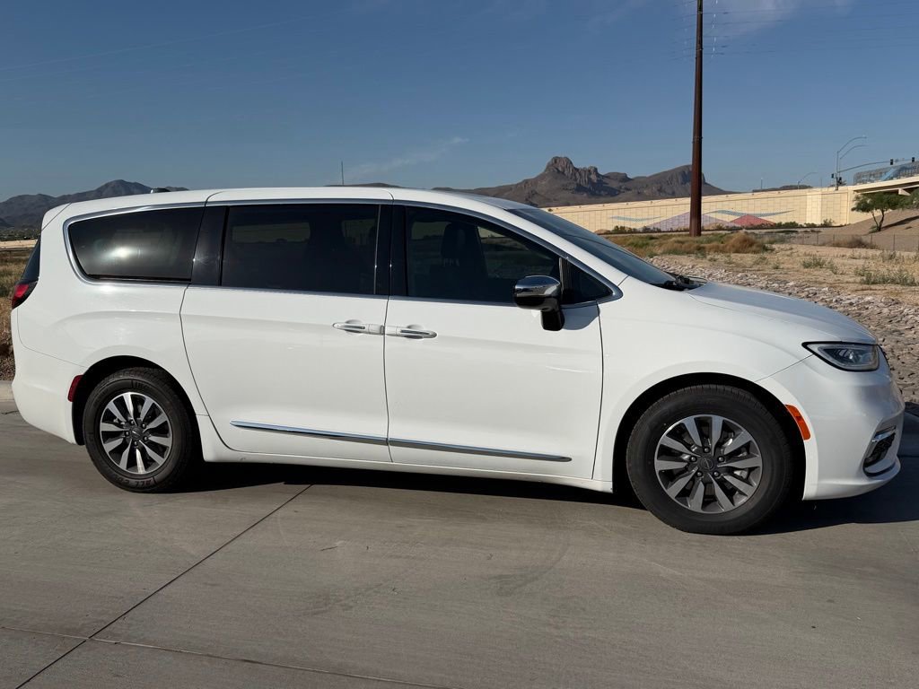 Used 2023 Chrysler Pacifica Limited image 5