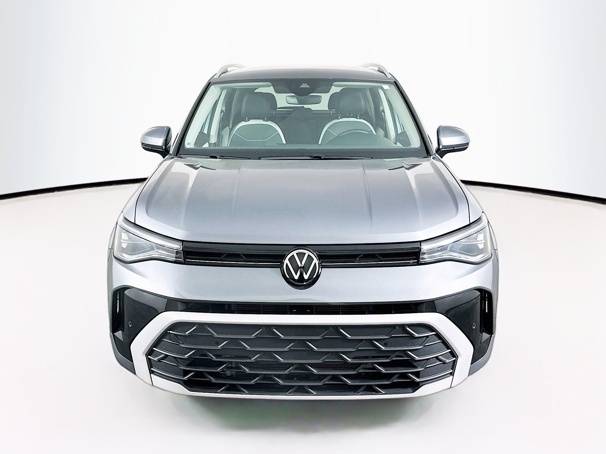 Used 2025 Volkswagen Taos SE image 2