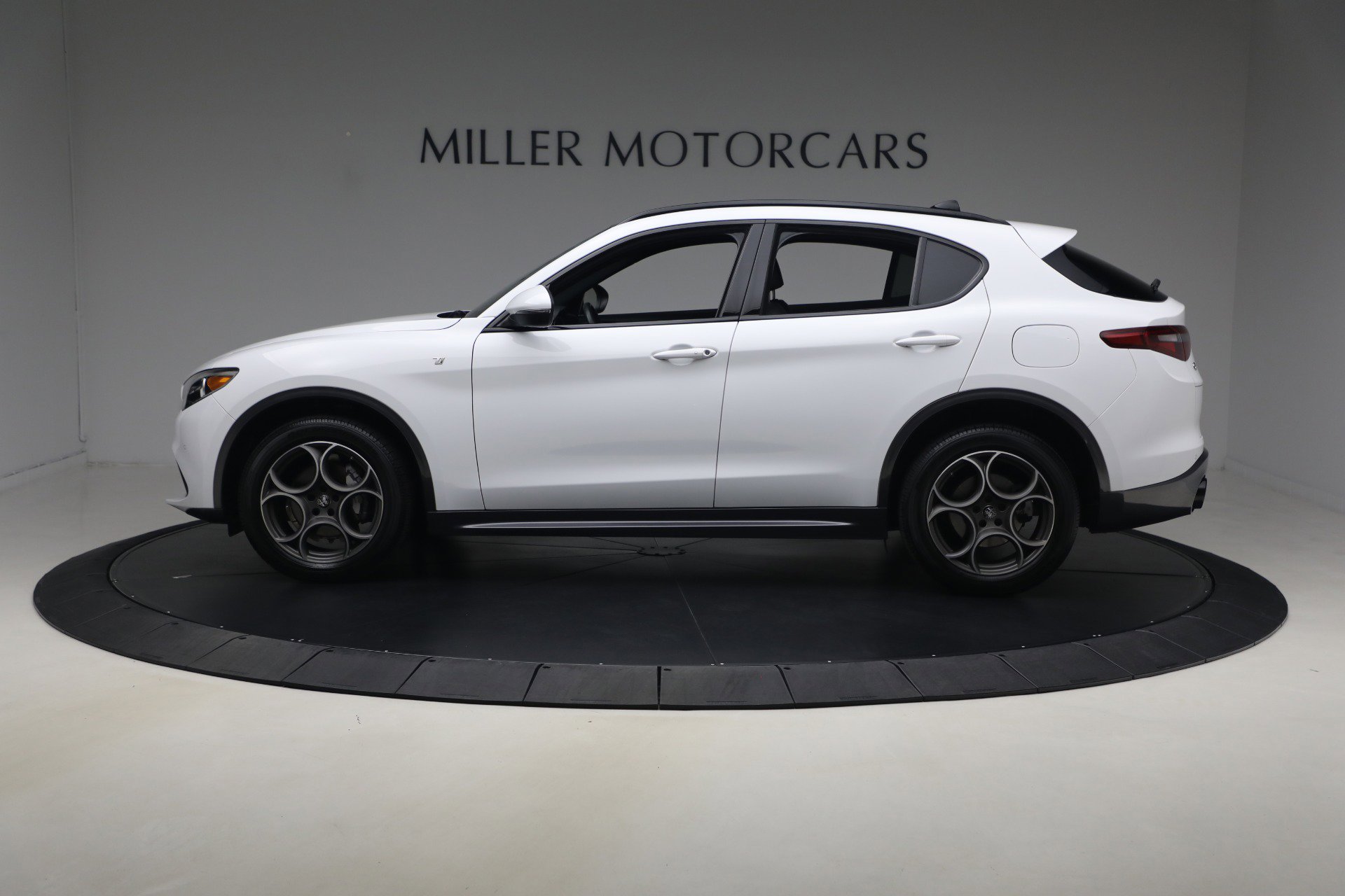 Used 2022 Alfa Romeo Stelvio Ti AWD/4WD image 3