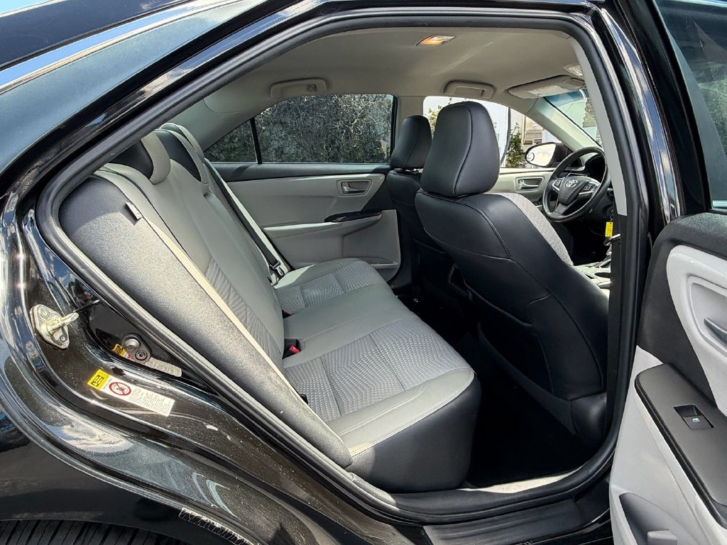 Used 2015 Toyota Camry SE FWD image 15