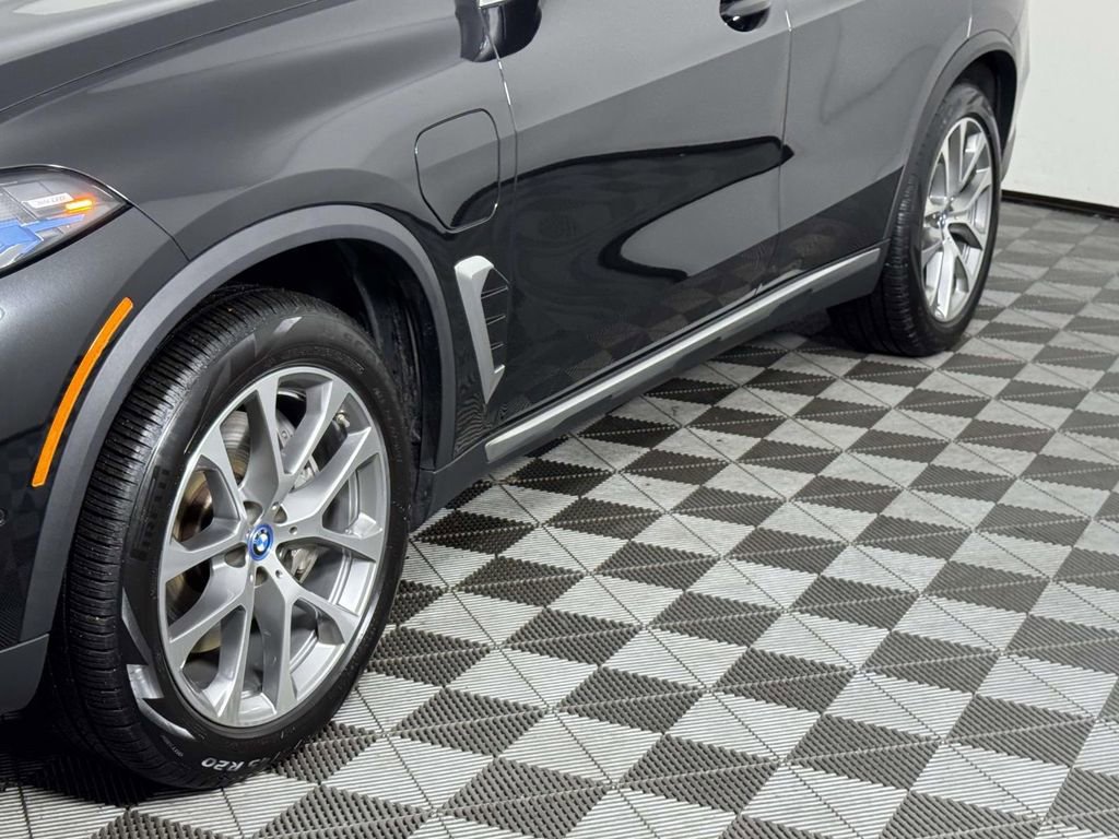 Used 2025 BMW X5 xDrive50e w/ Premium Package image 13