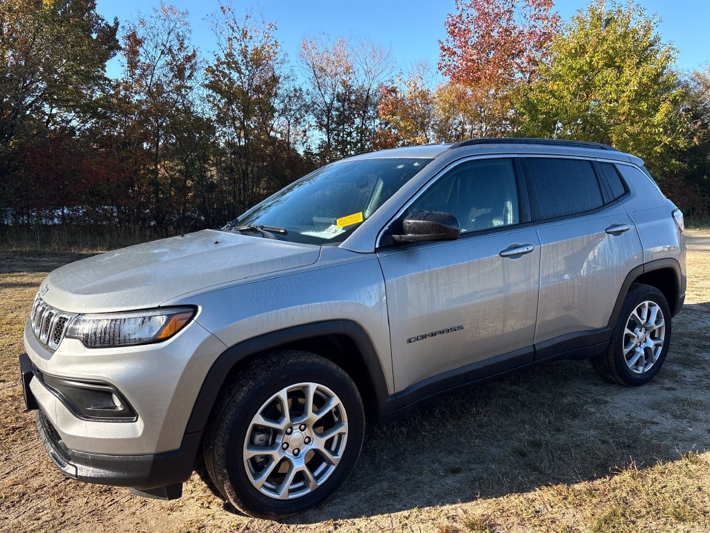 Used 2023 Jeep Compass Latitude AWD/4WD image 10