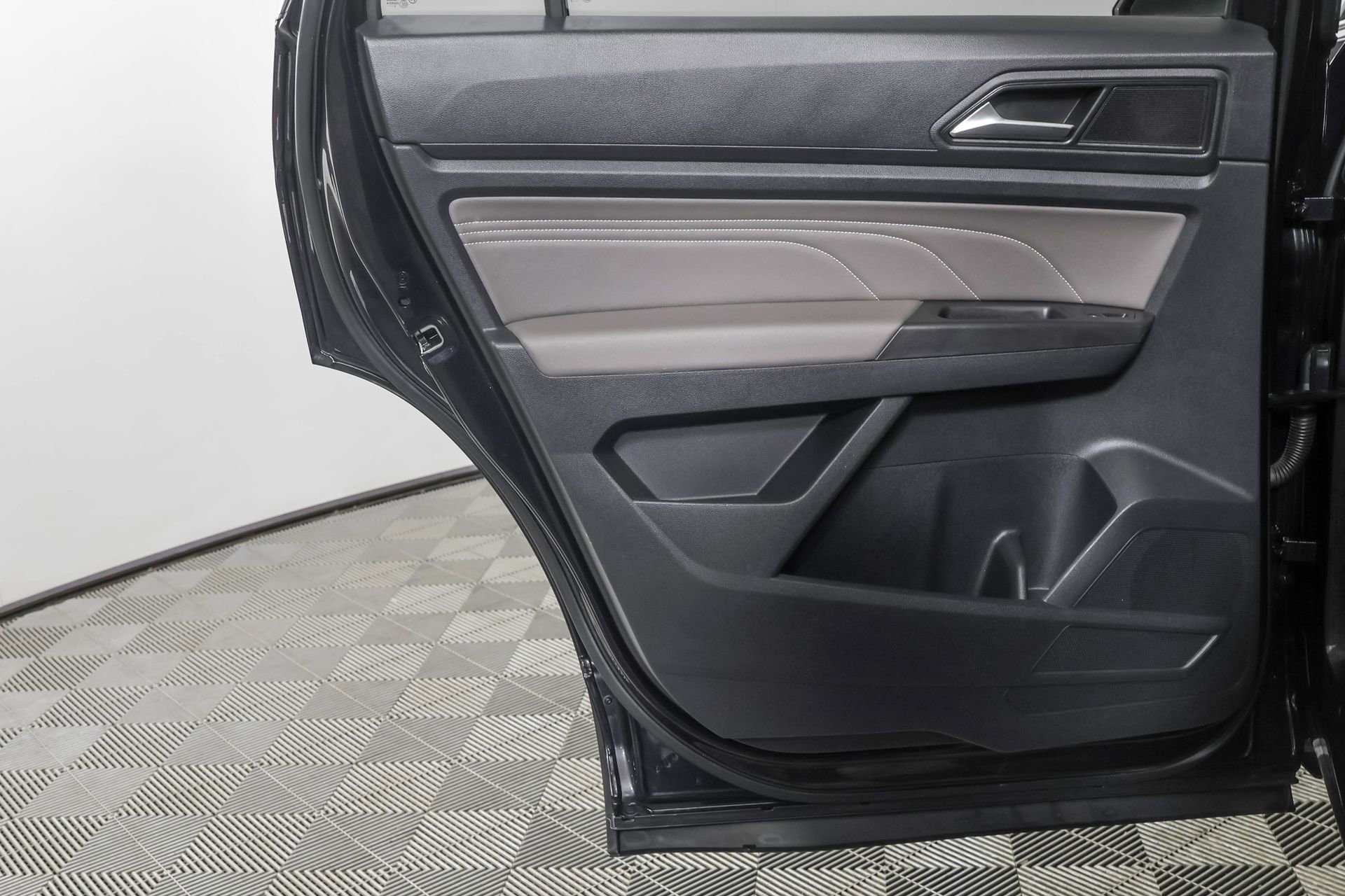 Used 2023 Volkswagen Atlas Cross Sport SE w/ Black Wheel Package AWD/4WD image 38