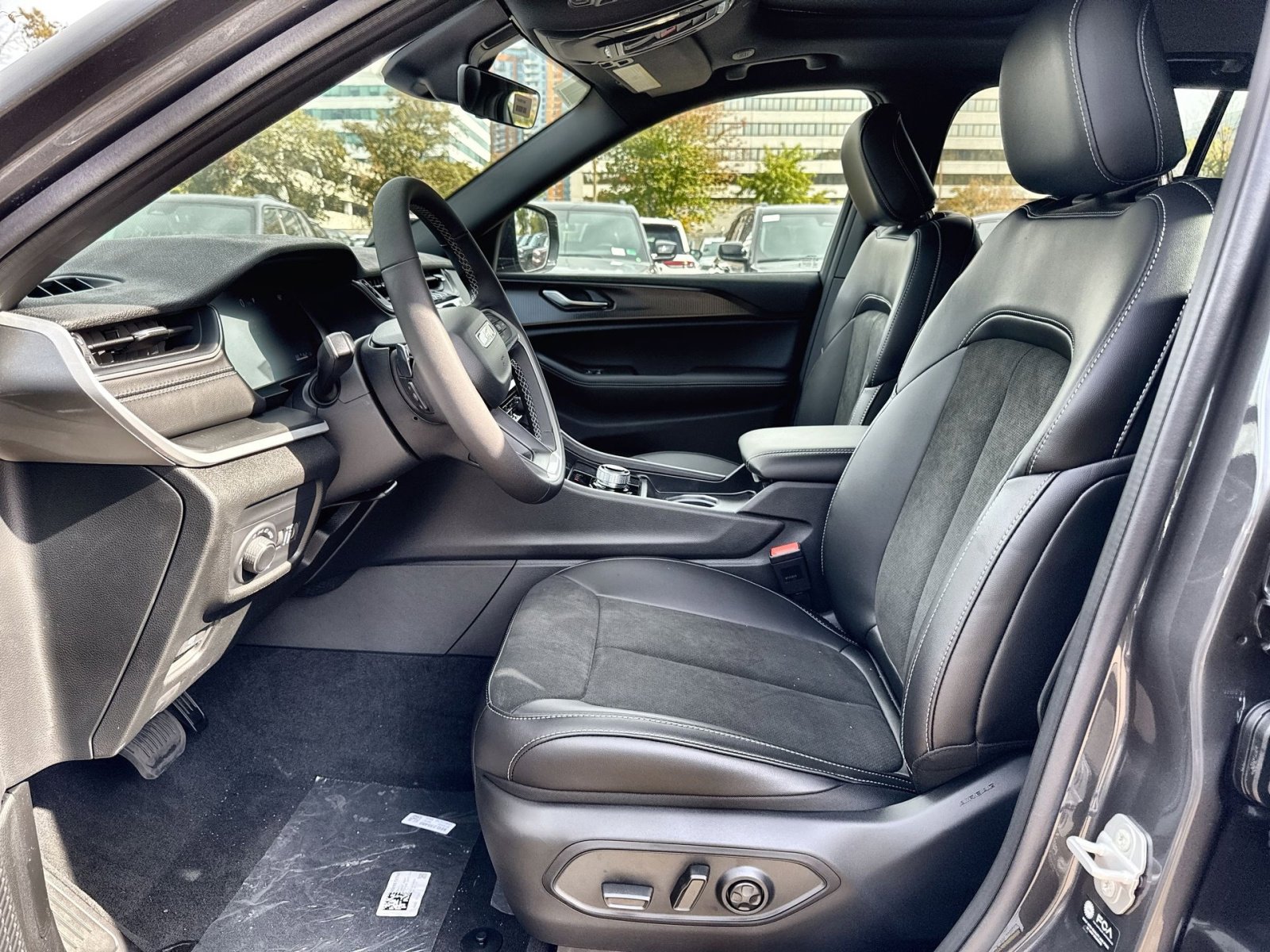 New 2025 Jeep Grand Cherokee Altitude image 13