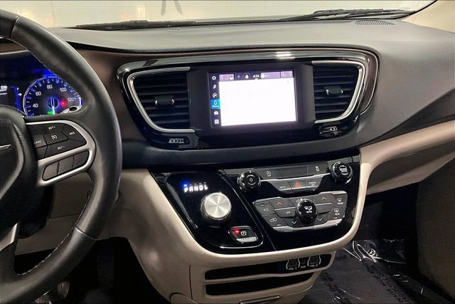 Used 2022 Chrysler Voyager LX image 9