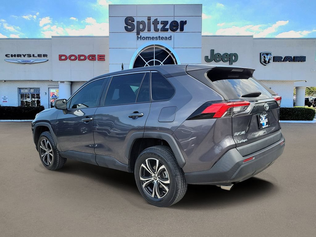 Used 2022 Toyota RAV4 LE FWD image 3
