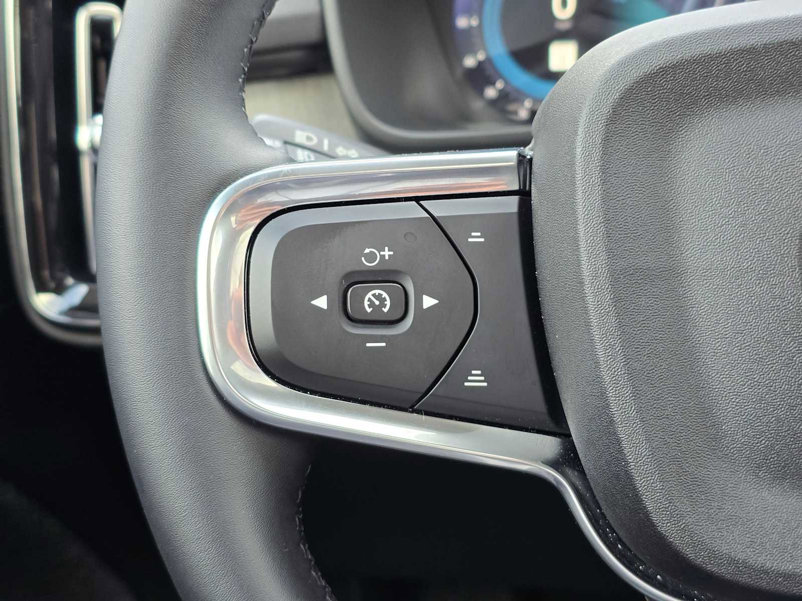 Certified 2025 Volvo XC40 B5 Plus w/ Climate Package image 30