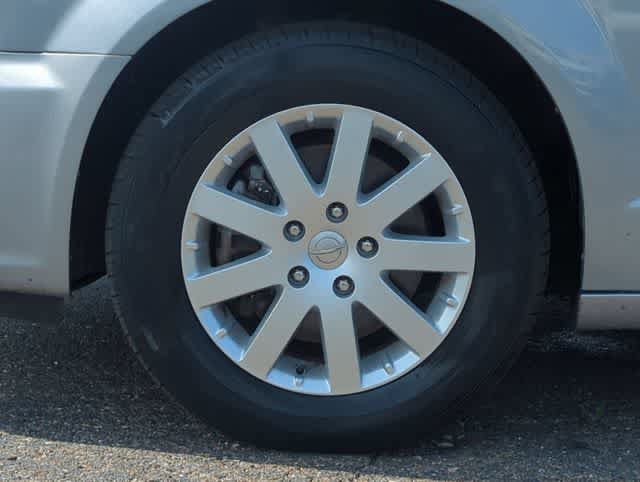 Used 2014 Chrysler Town & Country Touring FWD image 14