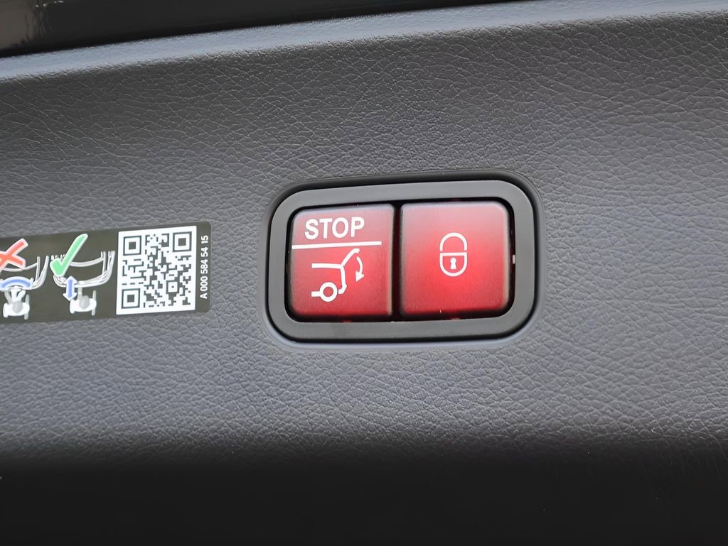 Used 2025 Mercedes-Benz GLC 300 4MATIC image 19