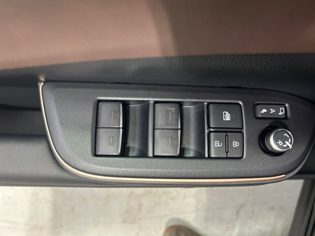 Used 2023 Toyota Crown Limited image 23