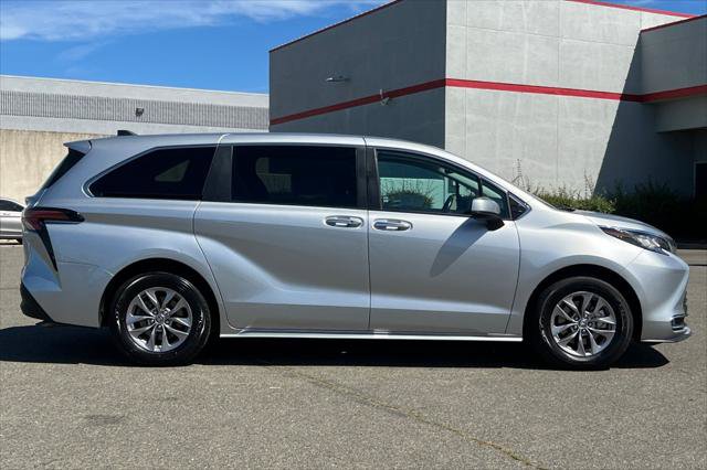 Certified 2022 Toyota Sienna XLE image 6