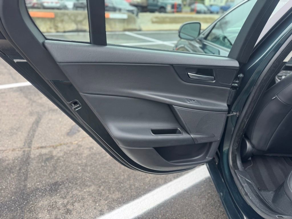 Used 2017 Jaguar XE Premium image 25