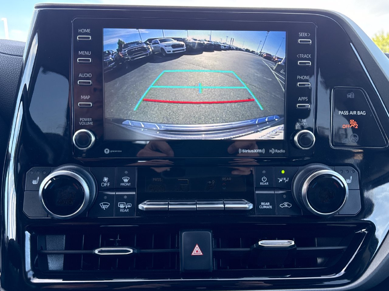Used 2022 Toyota Highlander XLE AWD/4WD image 19