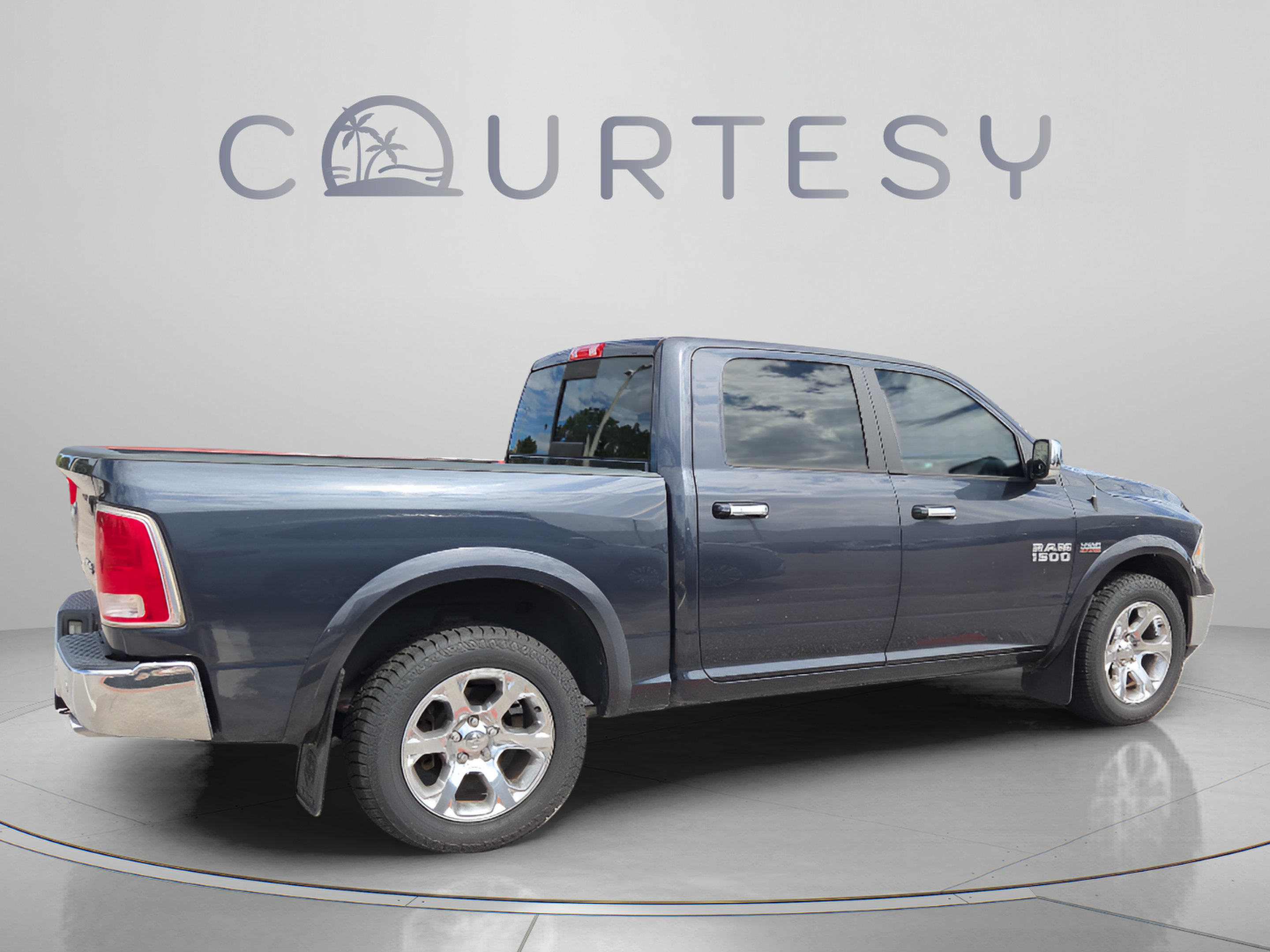 Used 2017 RAM 1500 Laramie AWD/4WD image 4