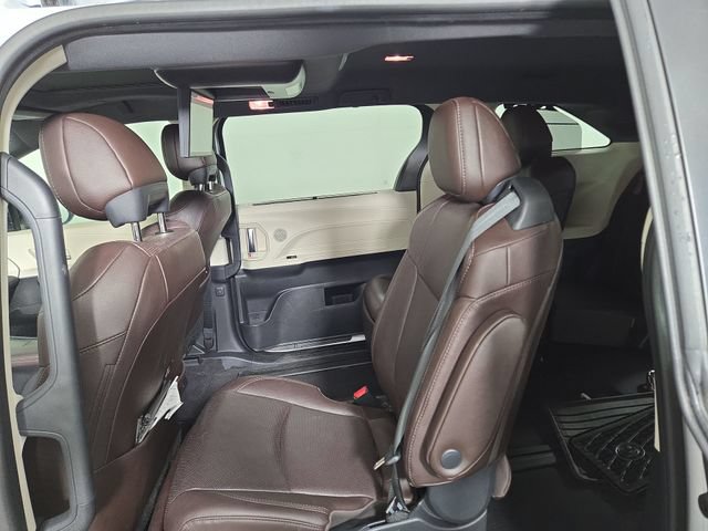 Used 2023 Toyota Sienna Platinum FWD image 16