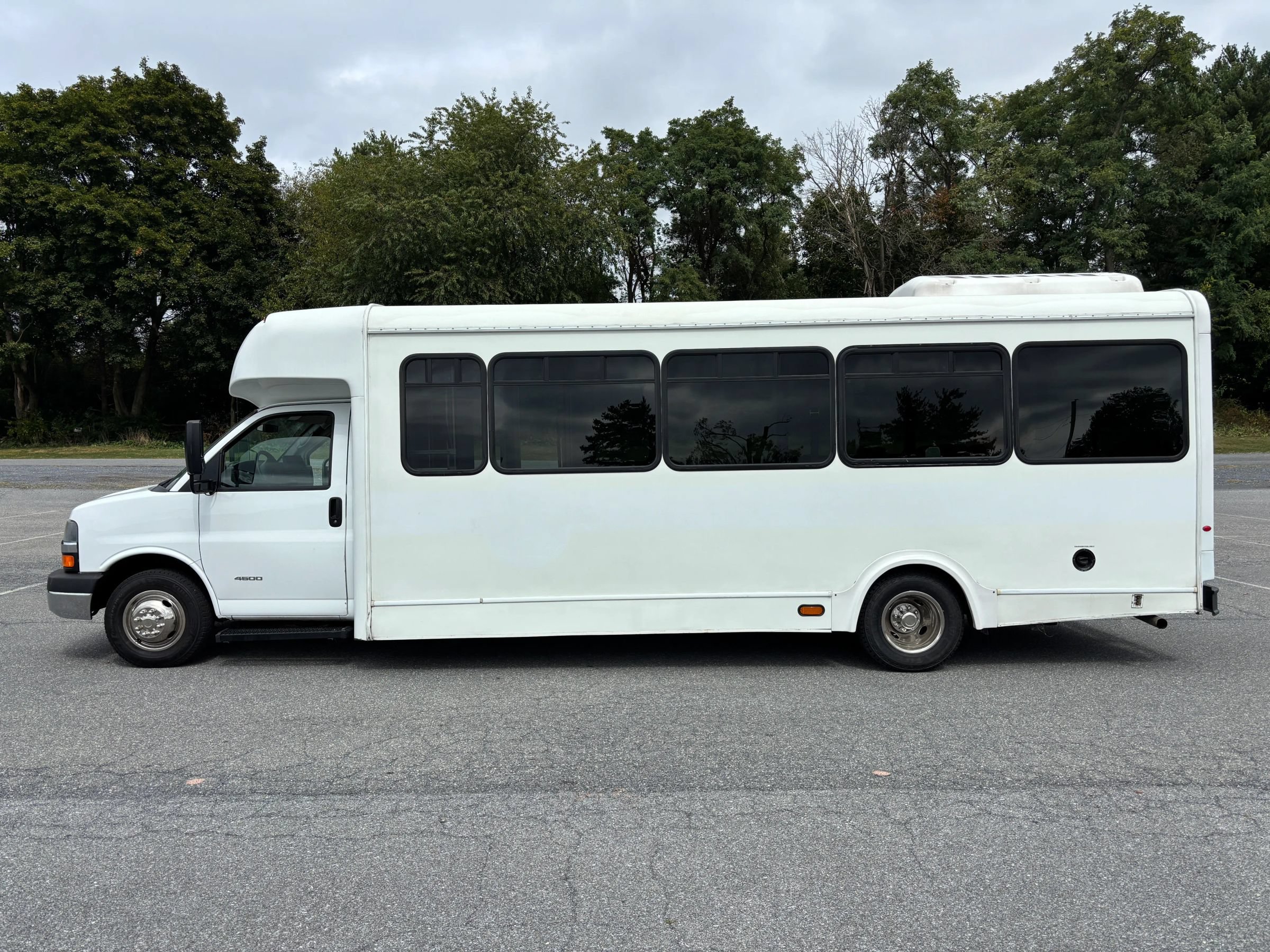 Used 2015 Chevrolet Express 4500 w/ Shuttle Bus Package RWD image 10