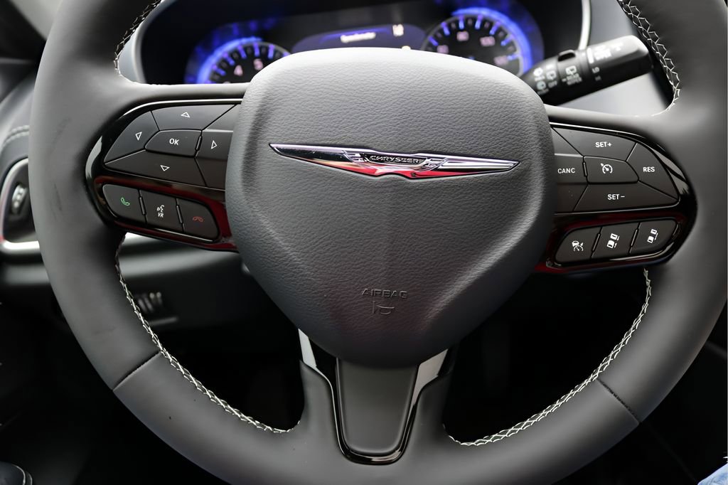 Used 2025 Chrysler Pacifica Limited FWD image 23