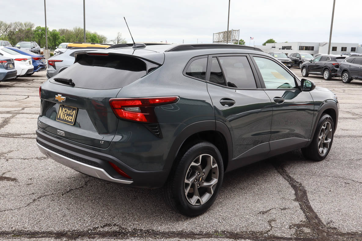 Used 2025 Chevrolet Trax LT FWD image 4