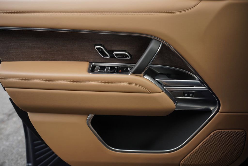 Used 2025 Land Rover Range Rover SE image 35