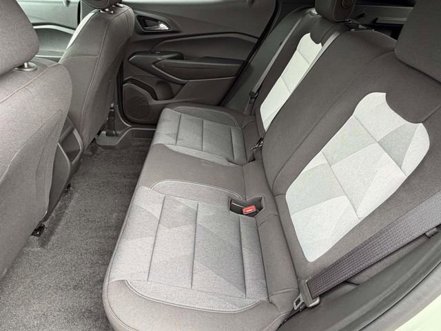 Used 2024 Chevrolet Trax RS w/ Sunroof Package FWD image 18